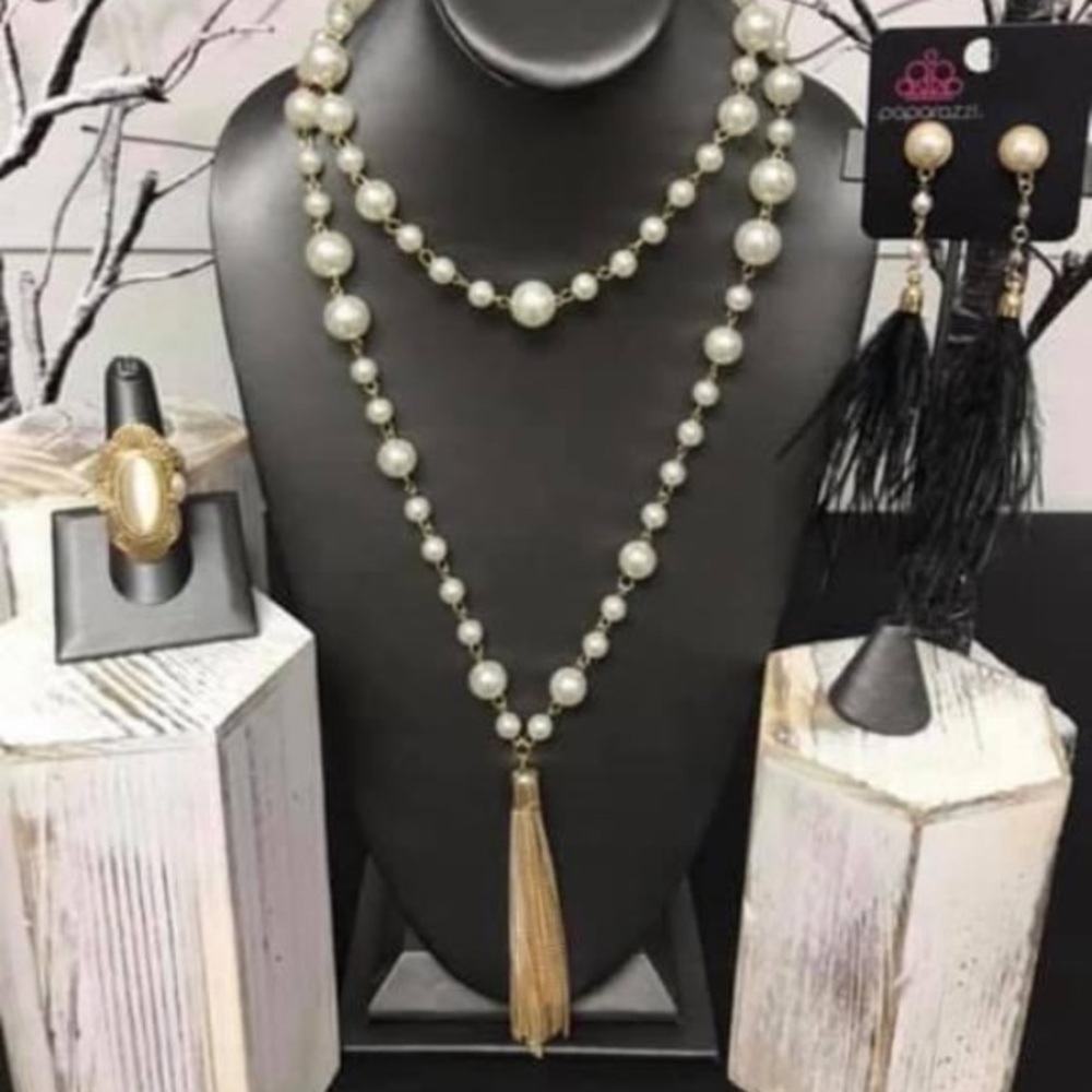 Paparazzi Feather & Pearl Necklace & Earrings Set